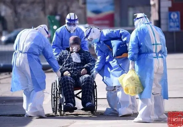 沈阳最后一名重症转为普通型的患者，转入普通隔离病房继续治疗.jpg